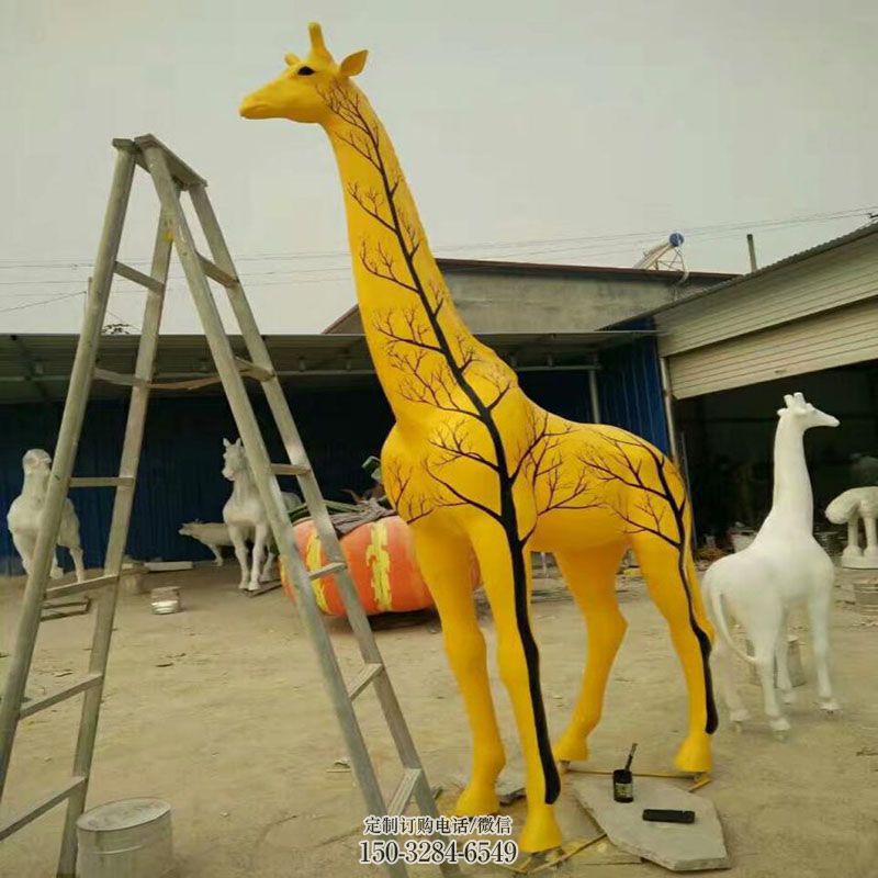 社区长颈鹿雕塑 景观玻璃钢长颈鹿雕塑造型点击 烤漆鹿科雕塑制造商