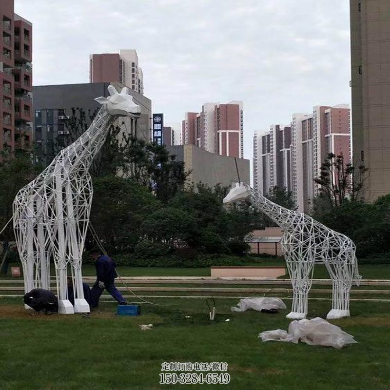 艺术长颈鹿雕塑 景区镂空长颈鹿雕塑优选 户外鹿科雕塑供给